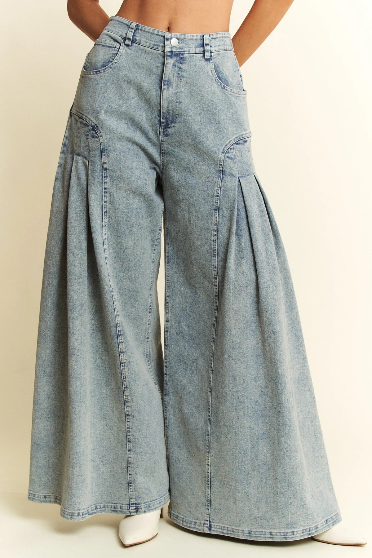 Person wearing Wide-Leg pleated jeans in light blue wash