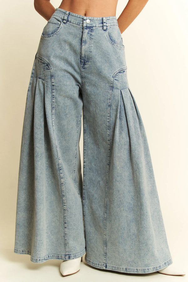 Person wearing Wide-Leg pleated jeans in light blue wash