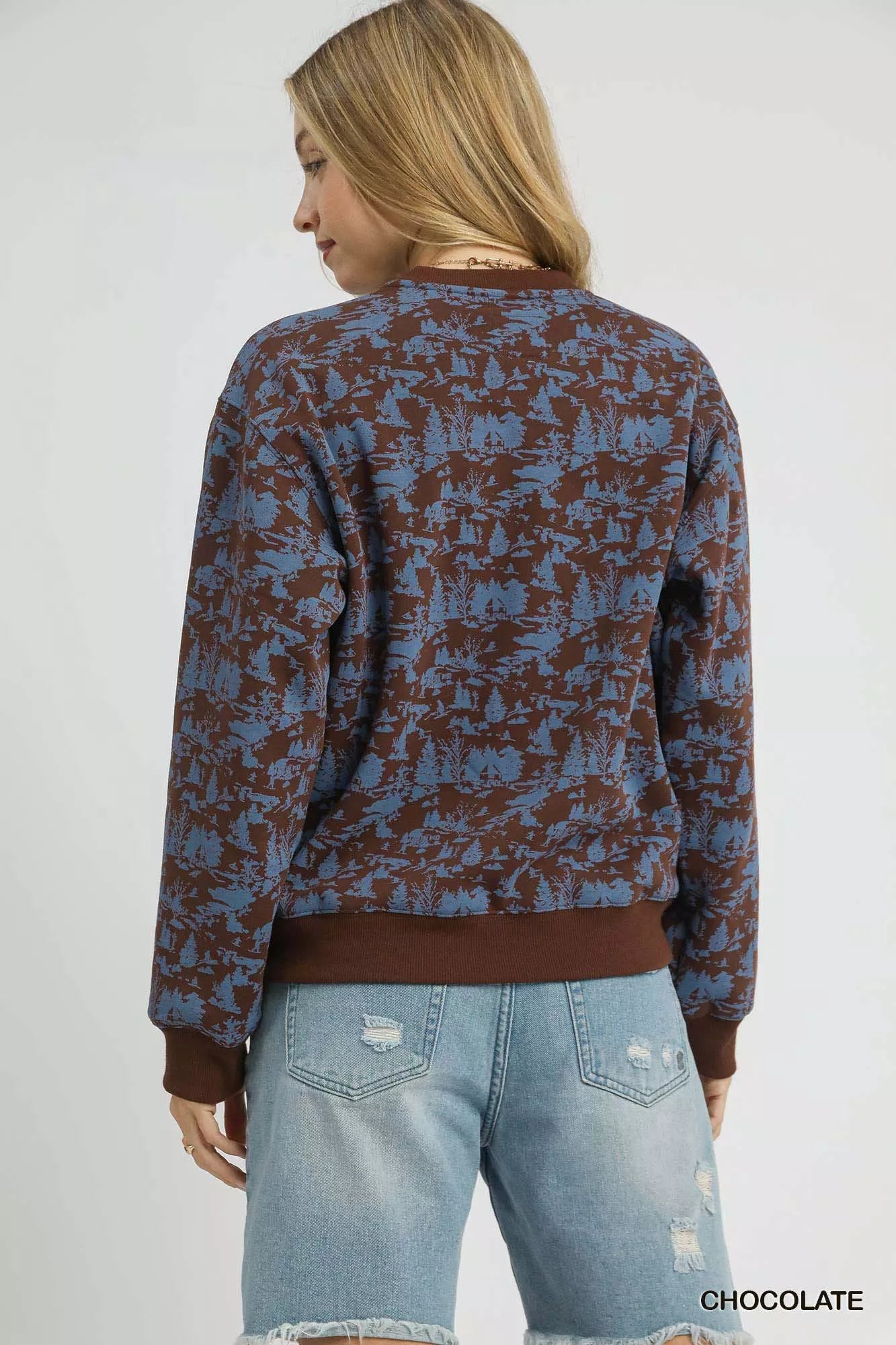 Après All Day Cropped Sweatshirt, Chocolate-The Après All Day print cropped sweatshirt is a trendy and cozy piece for your casual outfits or fun top for a winter ski weekend. 