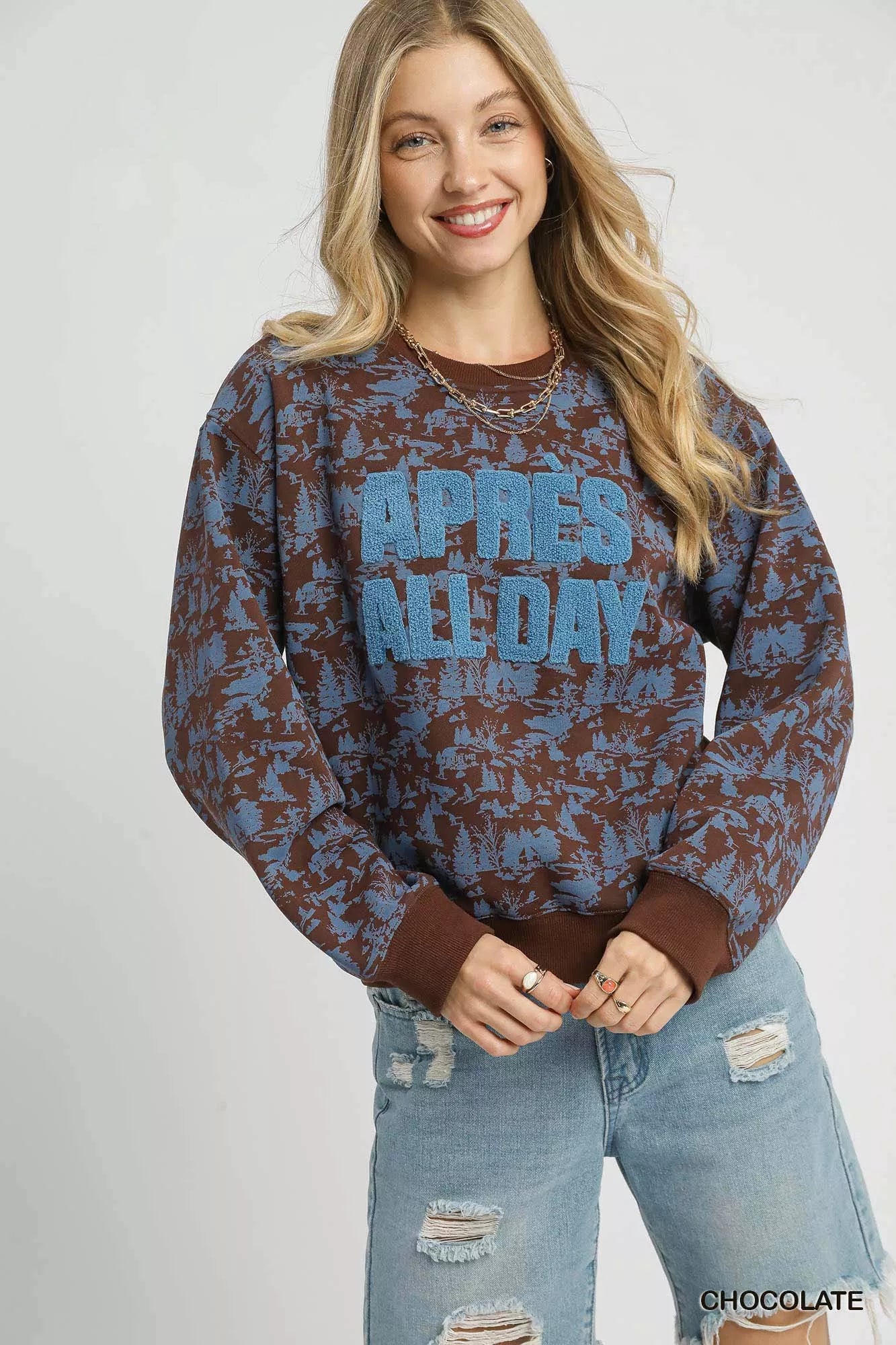 Après All Day Cropped Sweatshirt, Chocolate-The Après All Day print cropped sweatshirt is a trendy and cozy piece for your casual outfits or fun top for a winter ski weekend. 